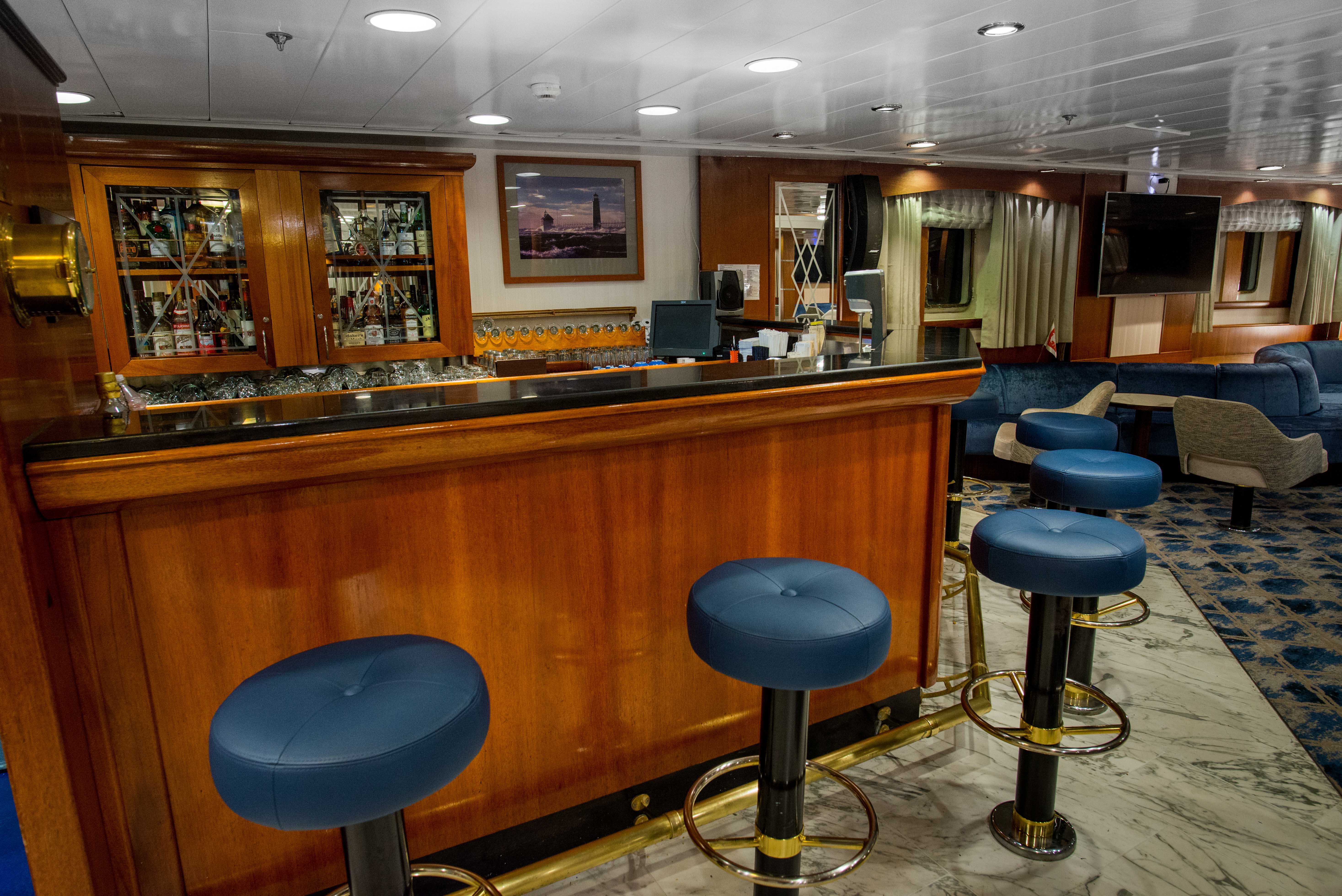 Quark Expeditions Ocean Adventurer Bar 2.jpg